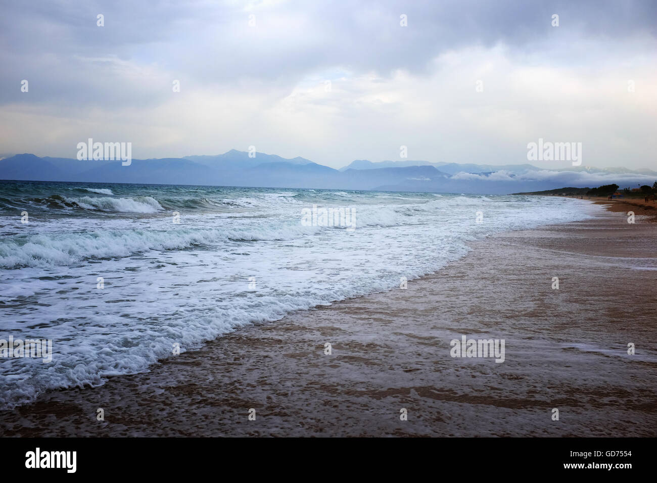 Corfu Beach. Blick über den Strand umspült von den Wellen in Acharavi auf der griechischen Insel Korfu Griechenland Stockfoto