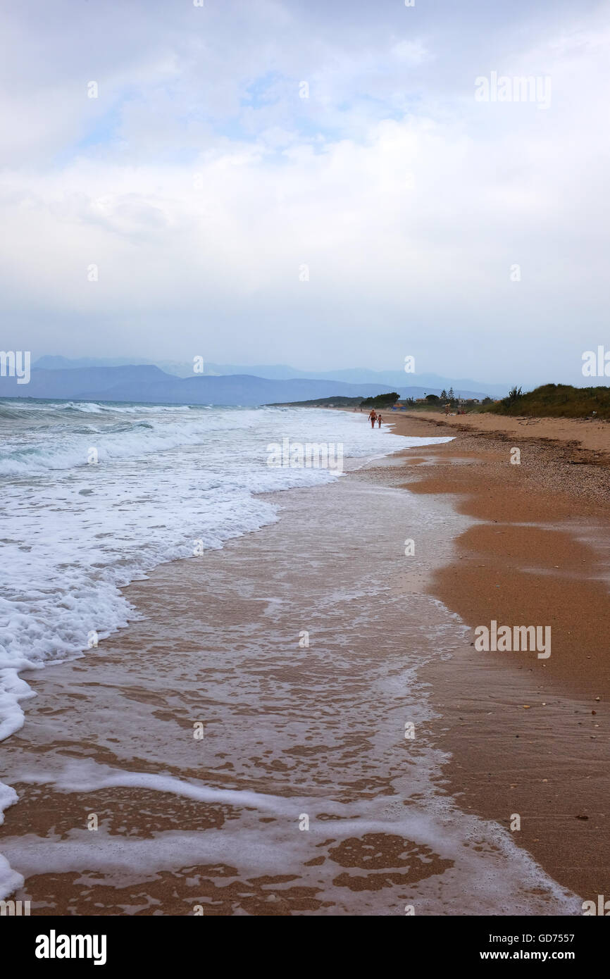 Corfu Beach. Blick über den Strand umspült von den Wellen in Acharavi auf der griechischen Insel Korfu Griechenland Stockfoto