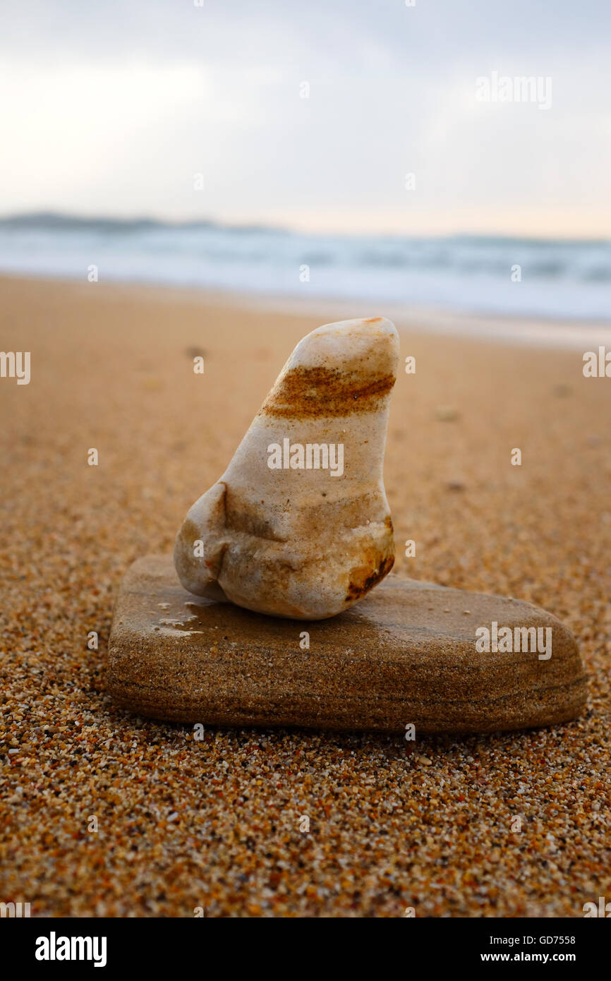 Pyramide aus mit nassen Kieselsteine am Meeresstrand, Insel Korfu, Griechenland Stockfoto