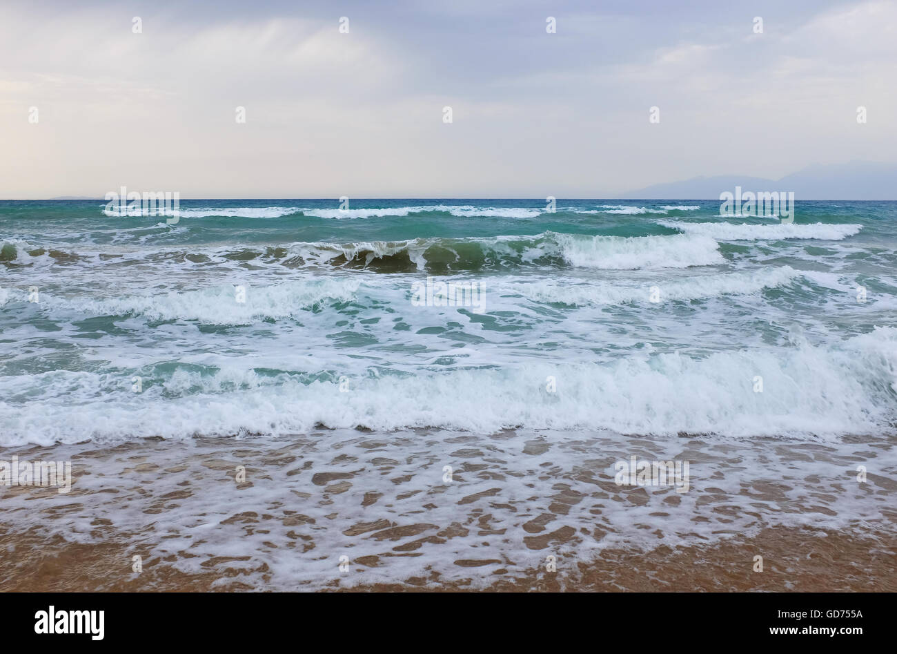 Corfu Beach. Blick über den Strand umspült von den Wellen in Acharavi auf der griechischen Insel Korfu Griechenland Stockfoto