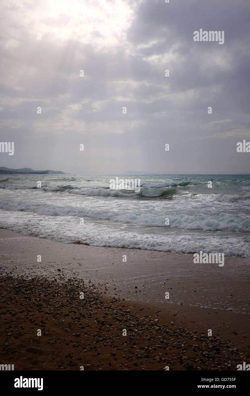Corfu Beach. Blick über den Strand umspült von den Wellen in Acharavi auf der griechischen Insel Korfu Griechenland Stockfoto