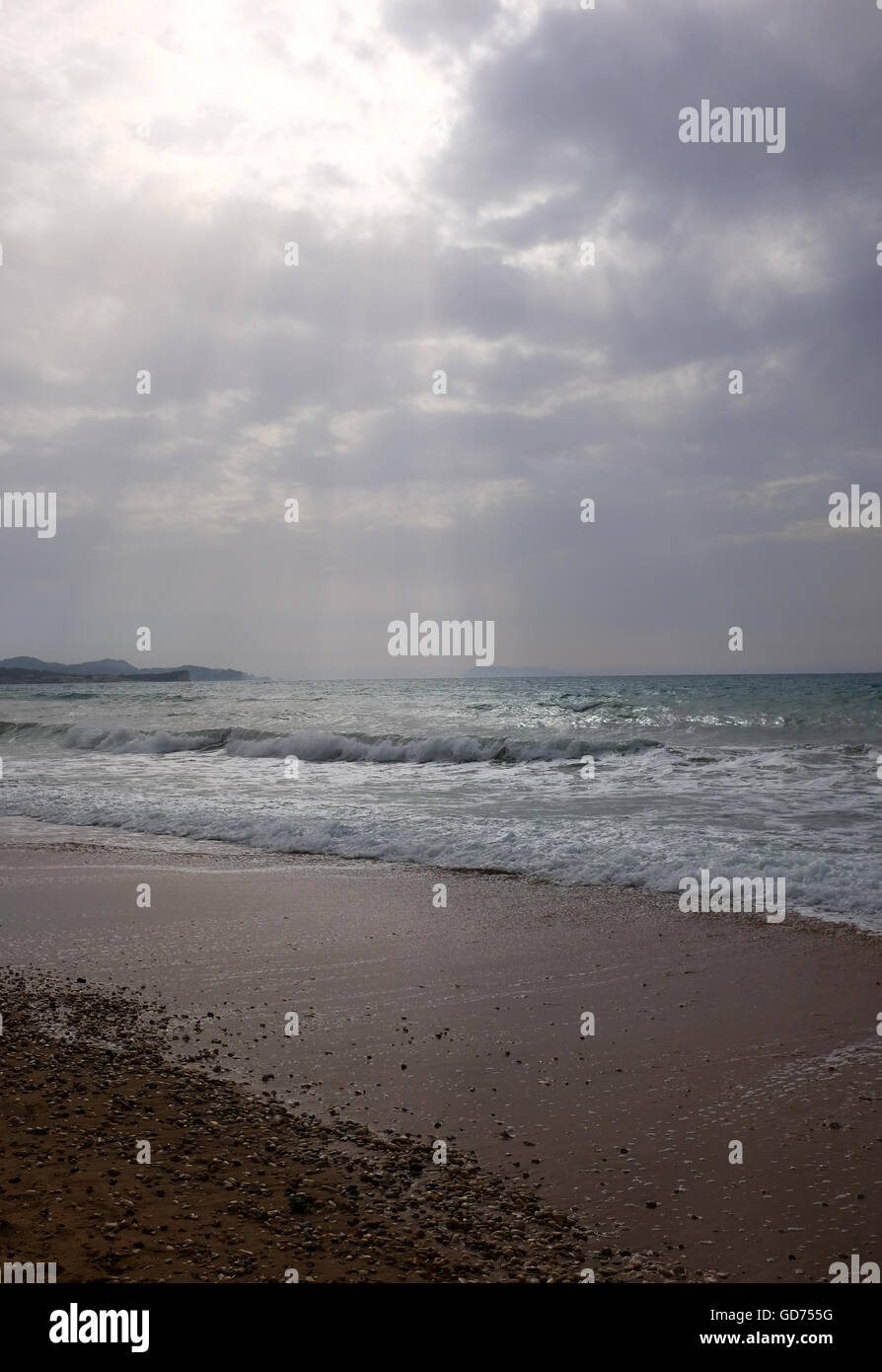 Corfu Beach. Blick über den Strand umspült von den Wellen in Acharavi auf der griechischen Insel Korfu Griechenland Stockfoto