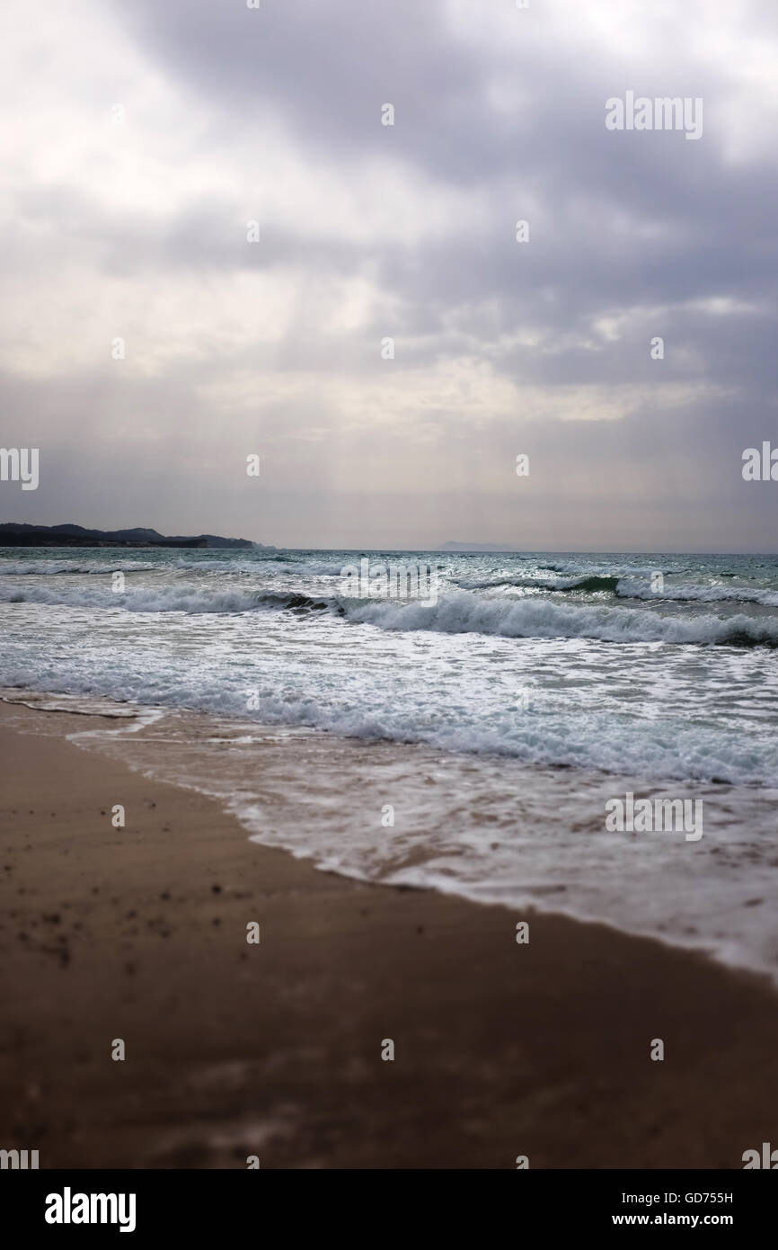 Corfu Beach. Blick über den Strand umspült von den Wellen in Acharavi auf der griechischen Insel Korfu Griechenland Stockfoto