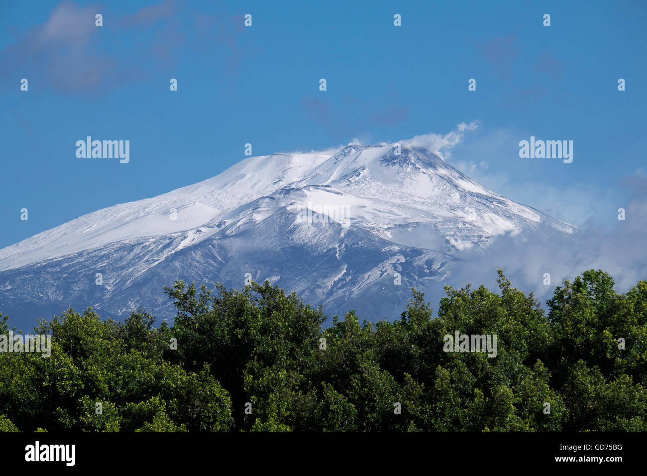 Vulkan Ätna, verschneiten, gesehen von der Park Villa Bellini, Provinz von Catania, Sizilien, Italien Stockfoto