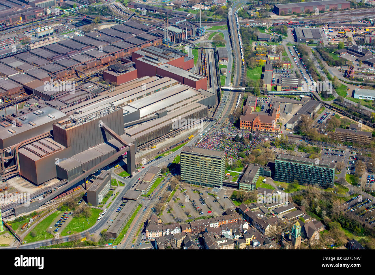 Luftaufnahme, ThyssenKrupp Stahl, Duisburg, Arbeiter der IG Metall vor ThyssenKrupp Headquaters in Duisburg-Bruckhausen Stockfoto