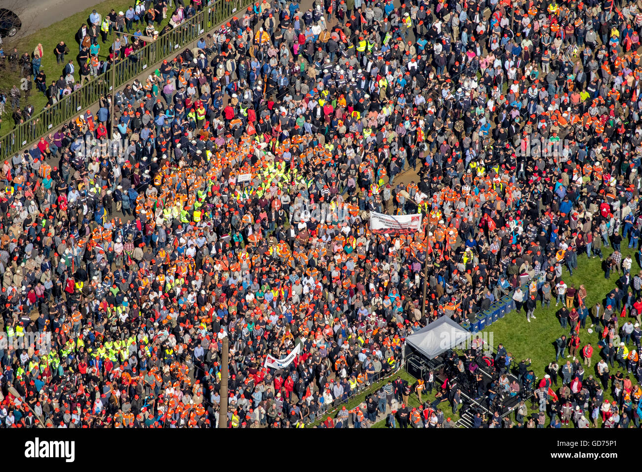 Luftaufnahme, ThyssenKrupp Steel, Arbeiter der IG Metall vor ThyssenKrupp Headquaters in Duisburg-Bruckhausen, Duisburg Stockfoto
