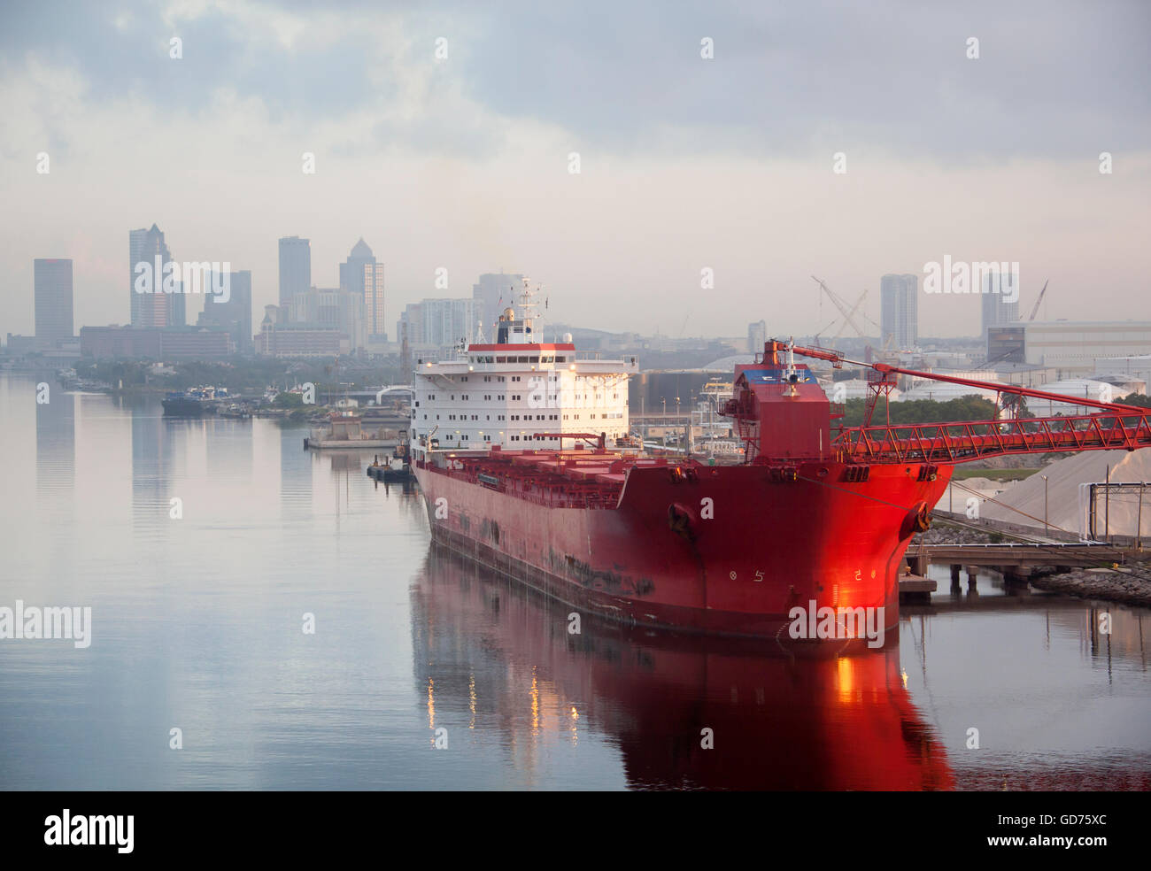 Morgen Blick auf Frachtschiff mit der Innenstadt von Tampa in einem Hintergrund (Florida) zu beruhigen. Stockfoto