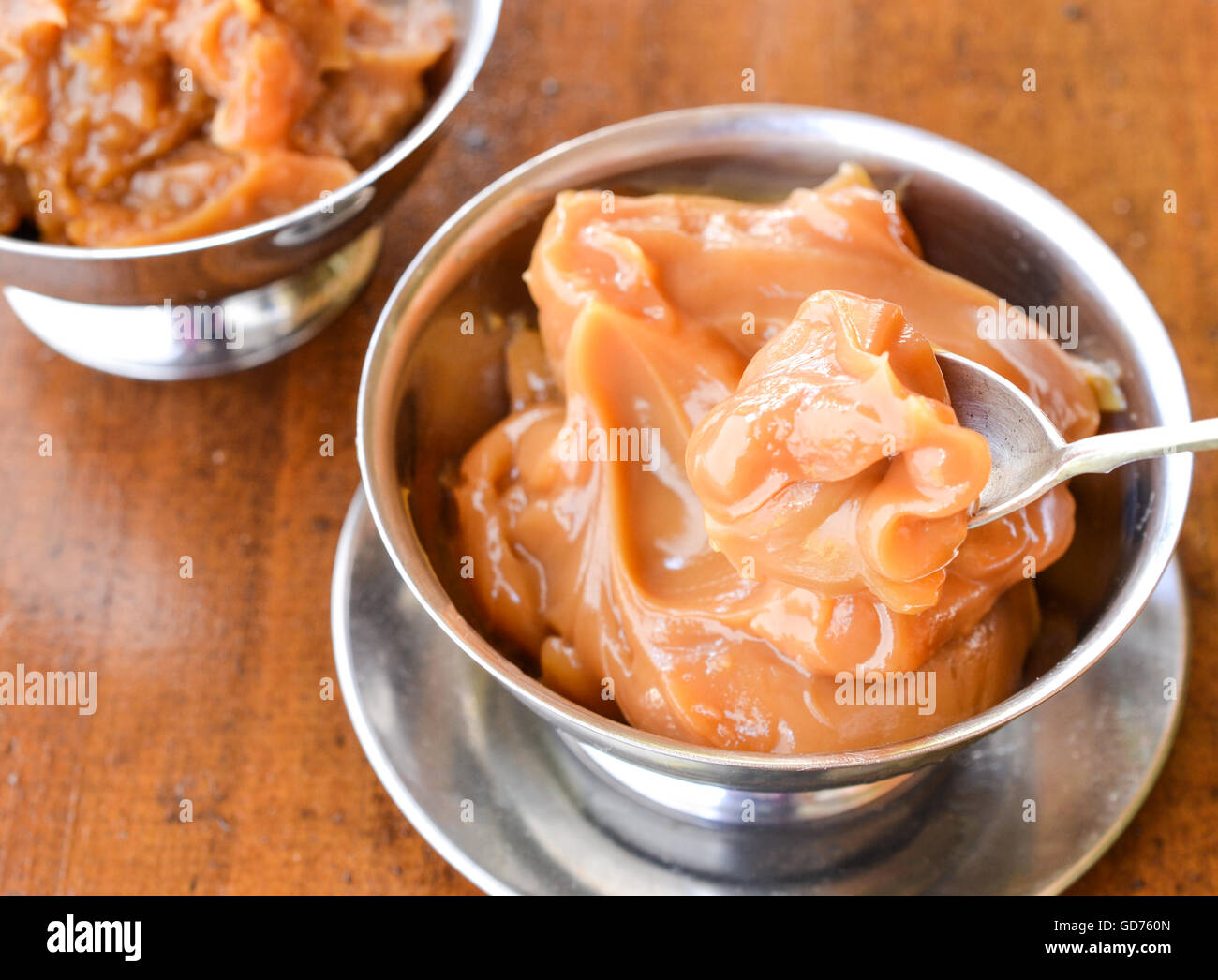 Zwei Portionen von Karamell-Creme (Doce de Leite), einer brasilianischen Dessert, von oben, auf hölzernen Hintergrund Stockfoto