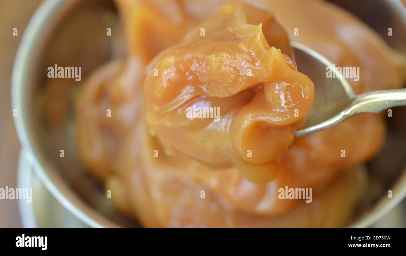 Closeup auf Löffel Creme Caramel (Doce de Leite), einem brasilianischen Dessert, von oben Stockfoto