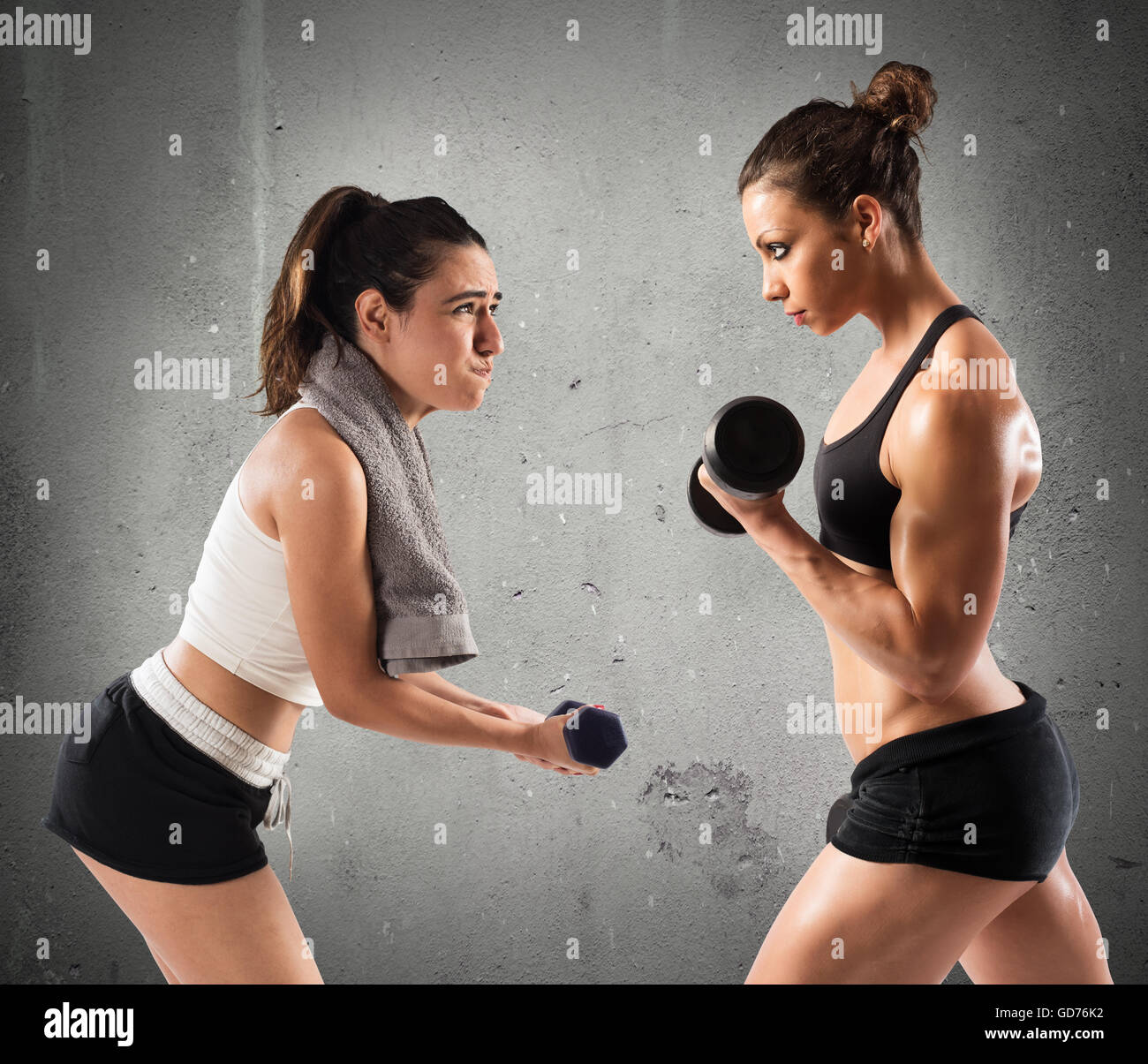 Trainieren Sie im Fitnesscenter mit trainer Stockfoto