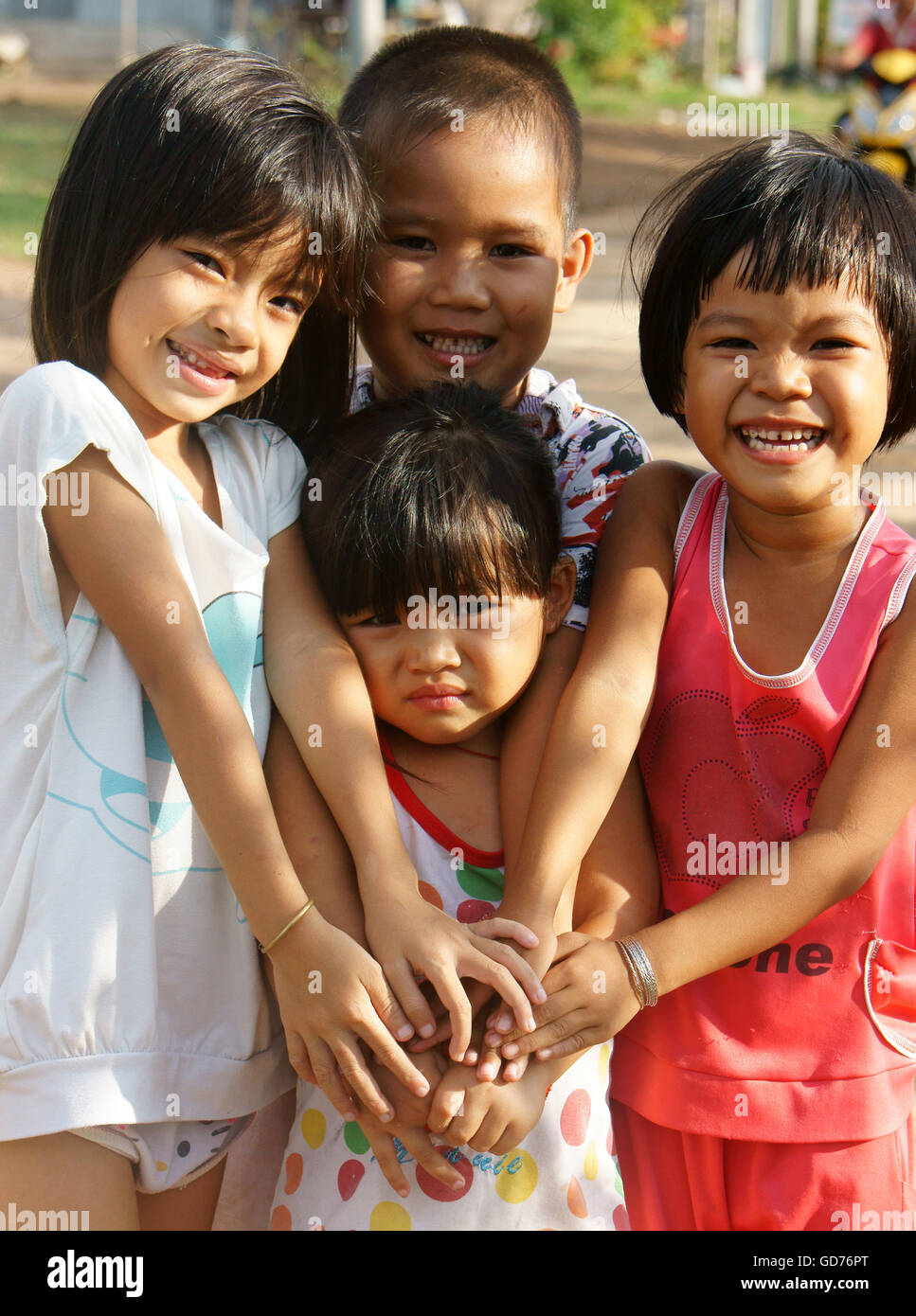 Gruppe von unbekannten asiatischen Kinder haben Spaß an vietnamesischen Land im sonnigen Tag Stockfoto