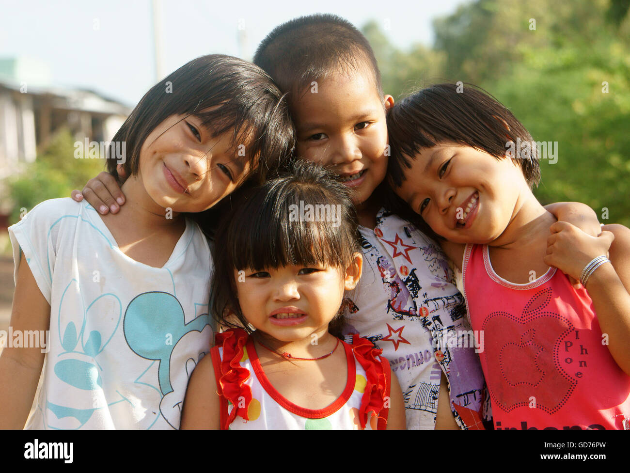 Gruppe von unbekannten asiatischen Kinder haben Spaß an vietnamesischen Land im sonnigen Tag Stockfoto