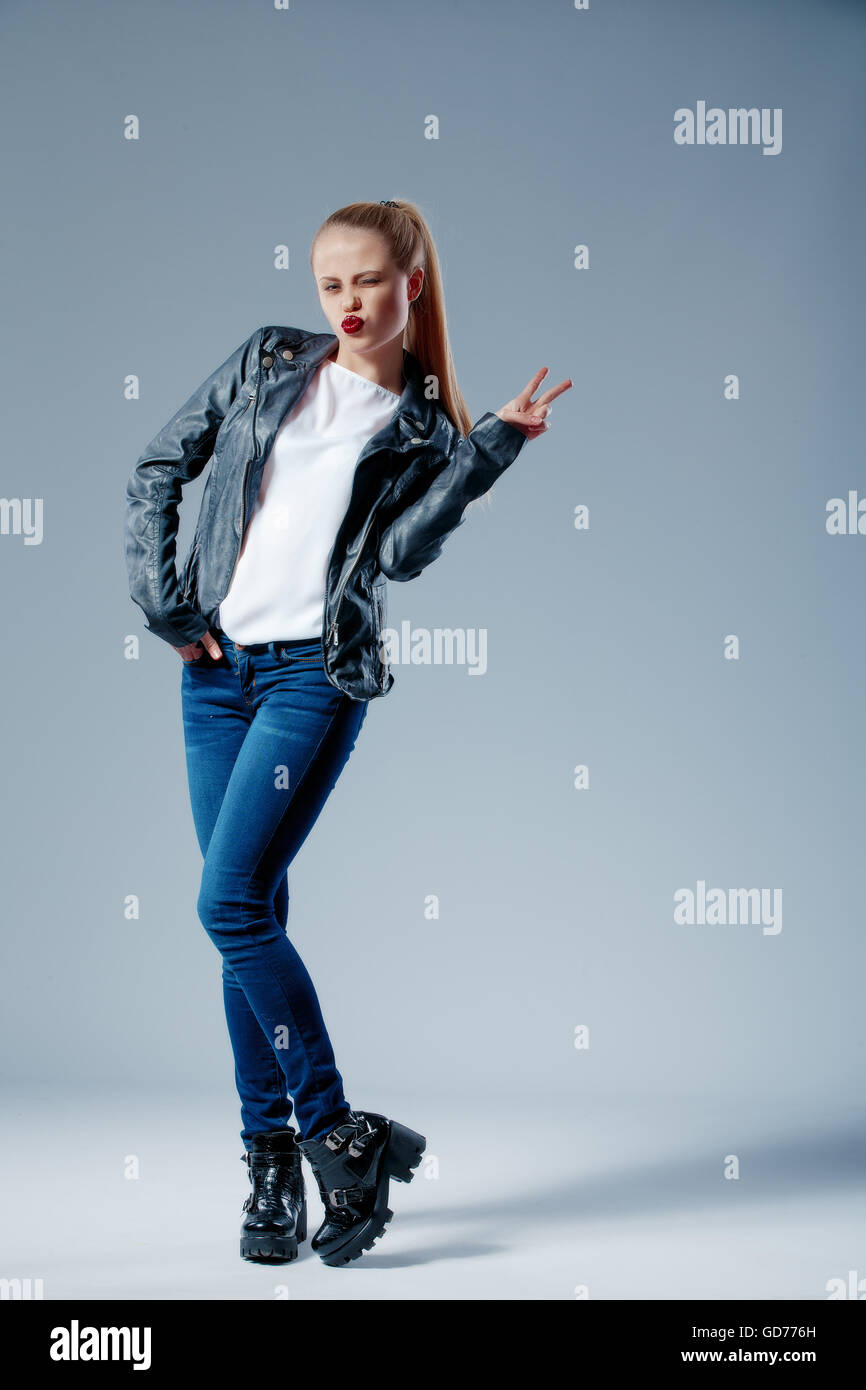 Mode-Modell ziehen ihr Haar in Heck und Blick in die Kamera Stockfoto