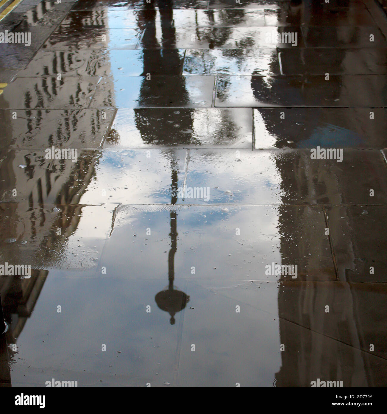 Fußgängerzone Schatten an einem regnerischen Tag Stockfoto