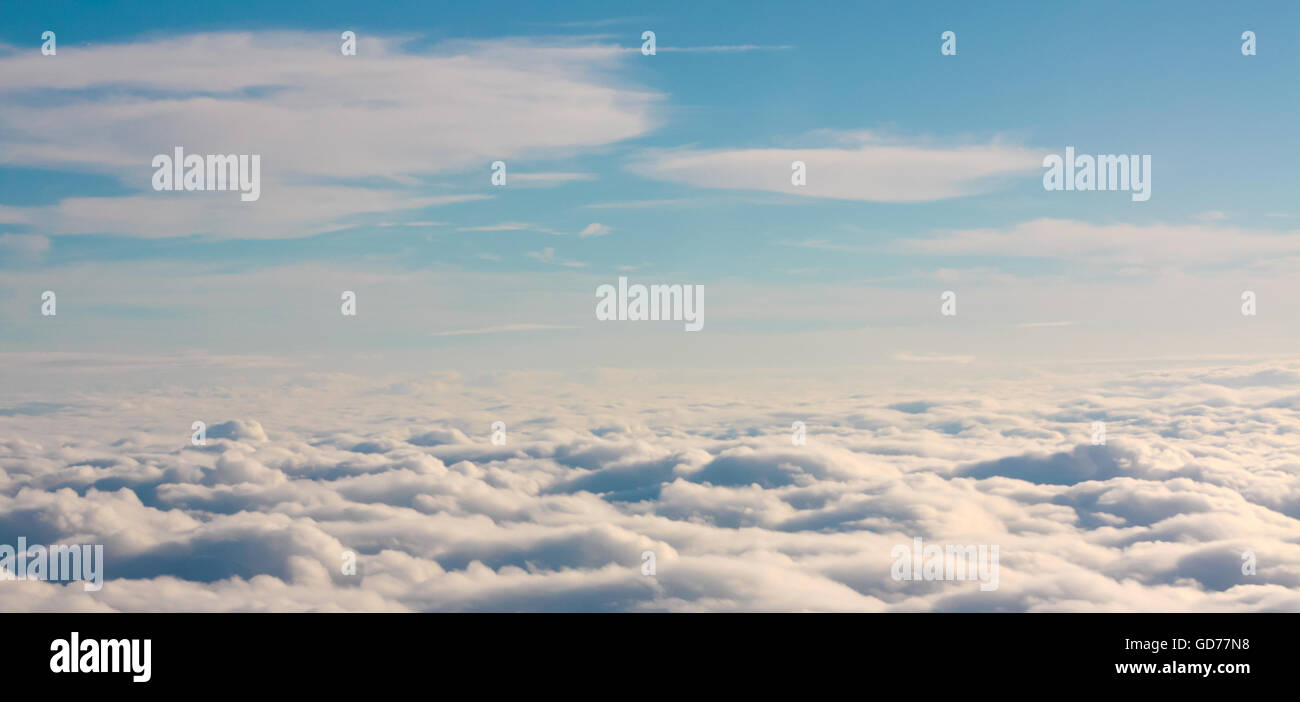 Fliegen in den Himmel über den Wolken. Stockfoto