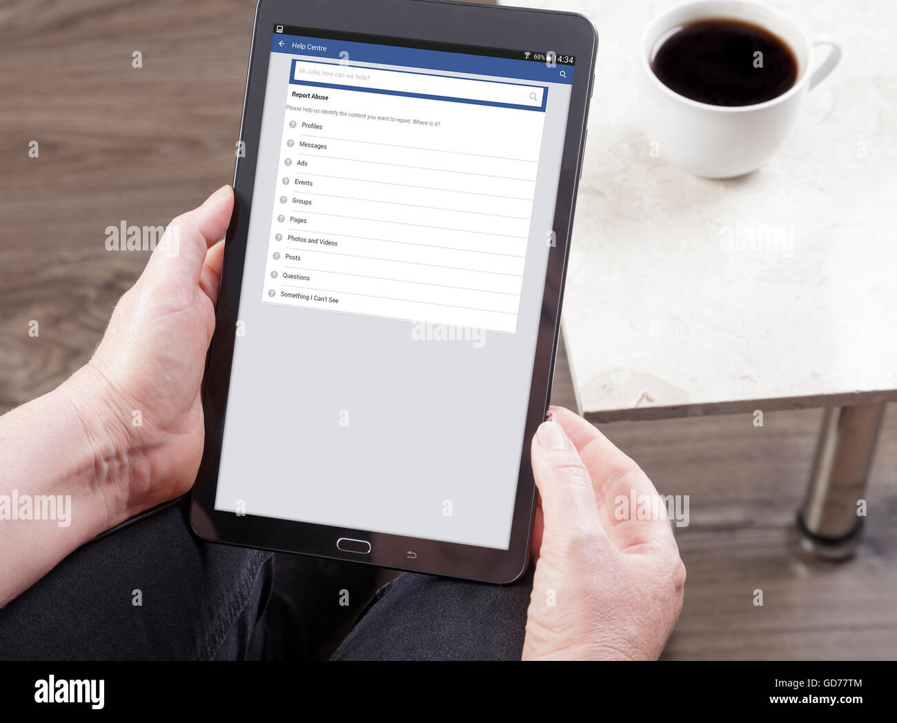 Anzeigen von Facebook Bericht Missbrauch Seite tablet Stockfoto
