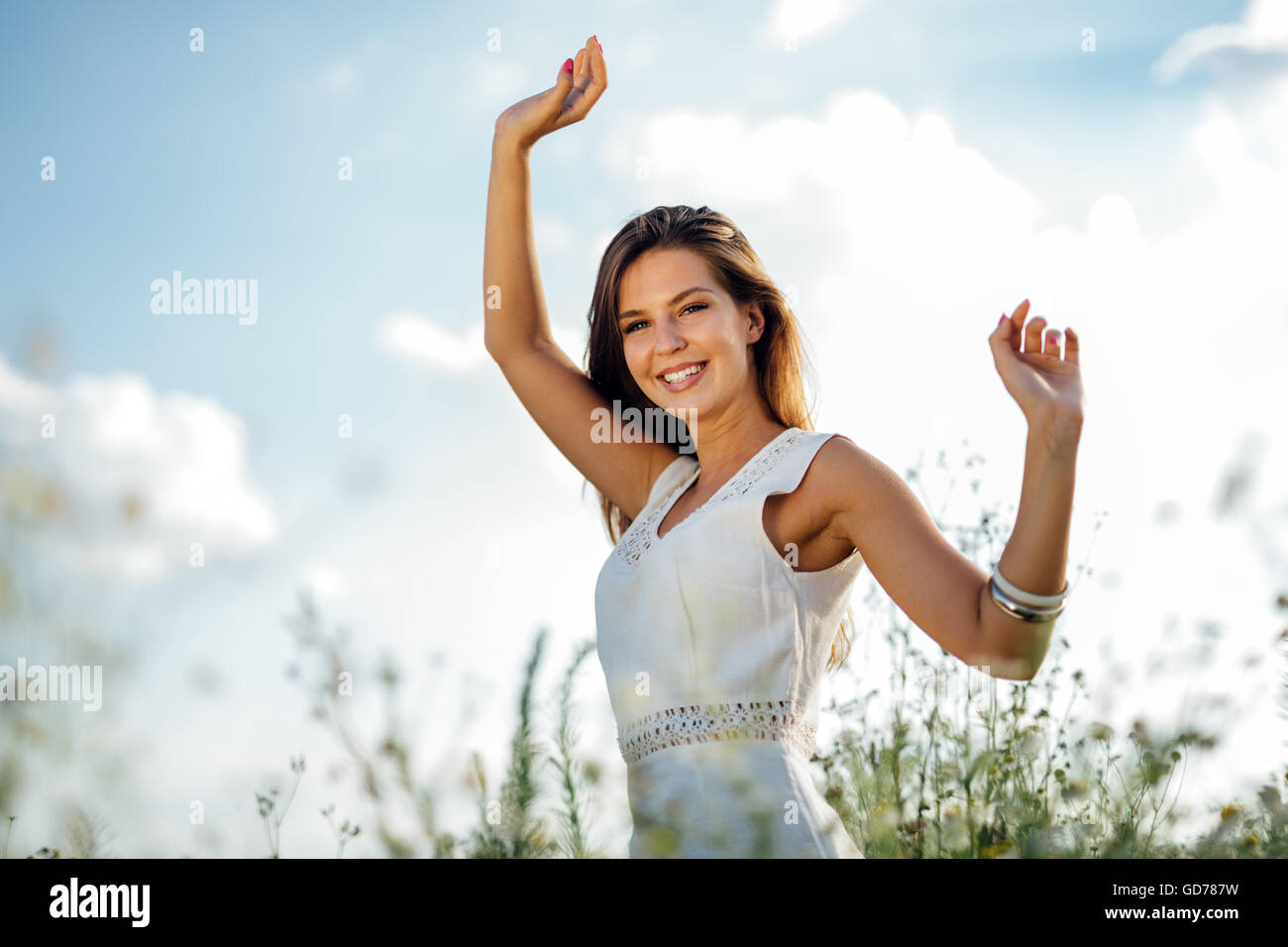 Schöne Frau ohne Pollenallergie in Kamille Feld Stockfoto