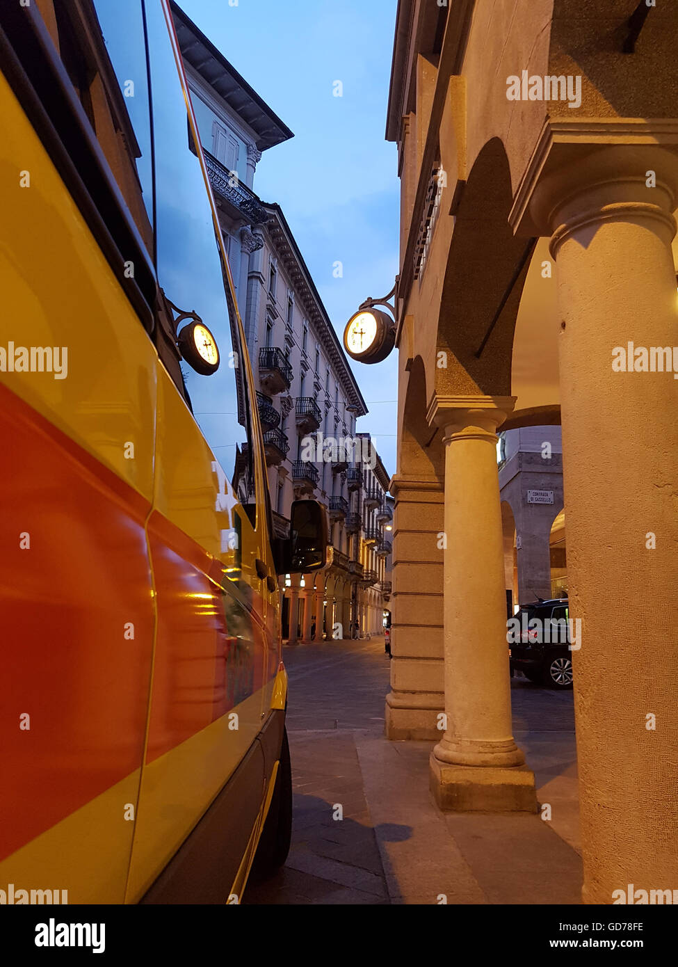 Reflexionen von der Altstadt von Lugano in die Seitenscheibe eines Krankenwagens in der Nacht Stockfoto
