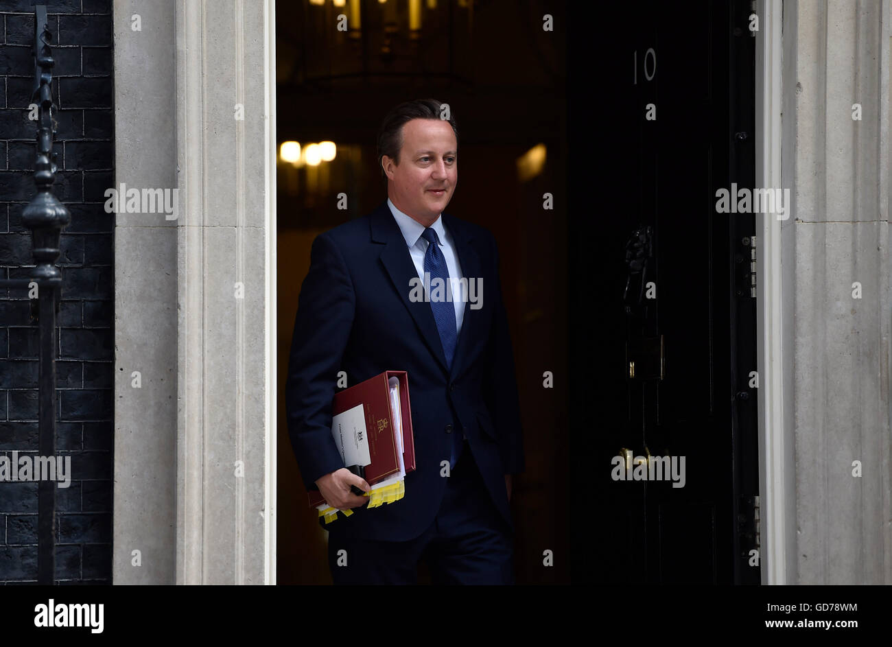 David Cameron verlässt 10 Downing Street in London für das House Of Commons, sich des Premierministers Fragen zum letzten Mal als PM. Stockfoto