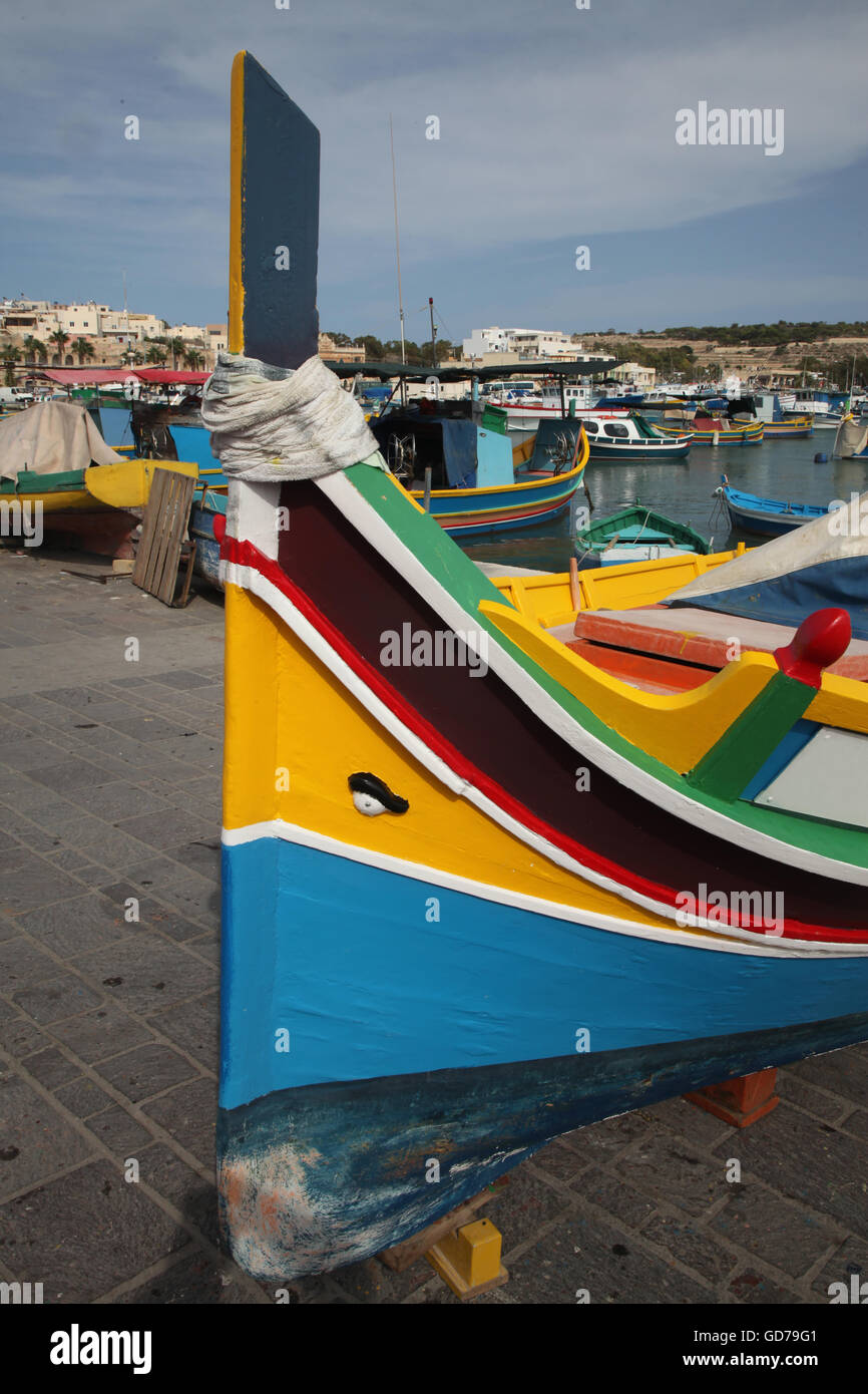 Eine maltesische traditionellen Fischerboot, das Luzzu wird neu gestrichen in hellen Grundfarben beliebt in Malta Stockfoto
