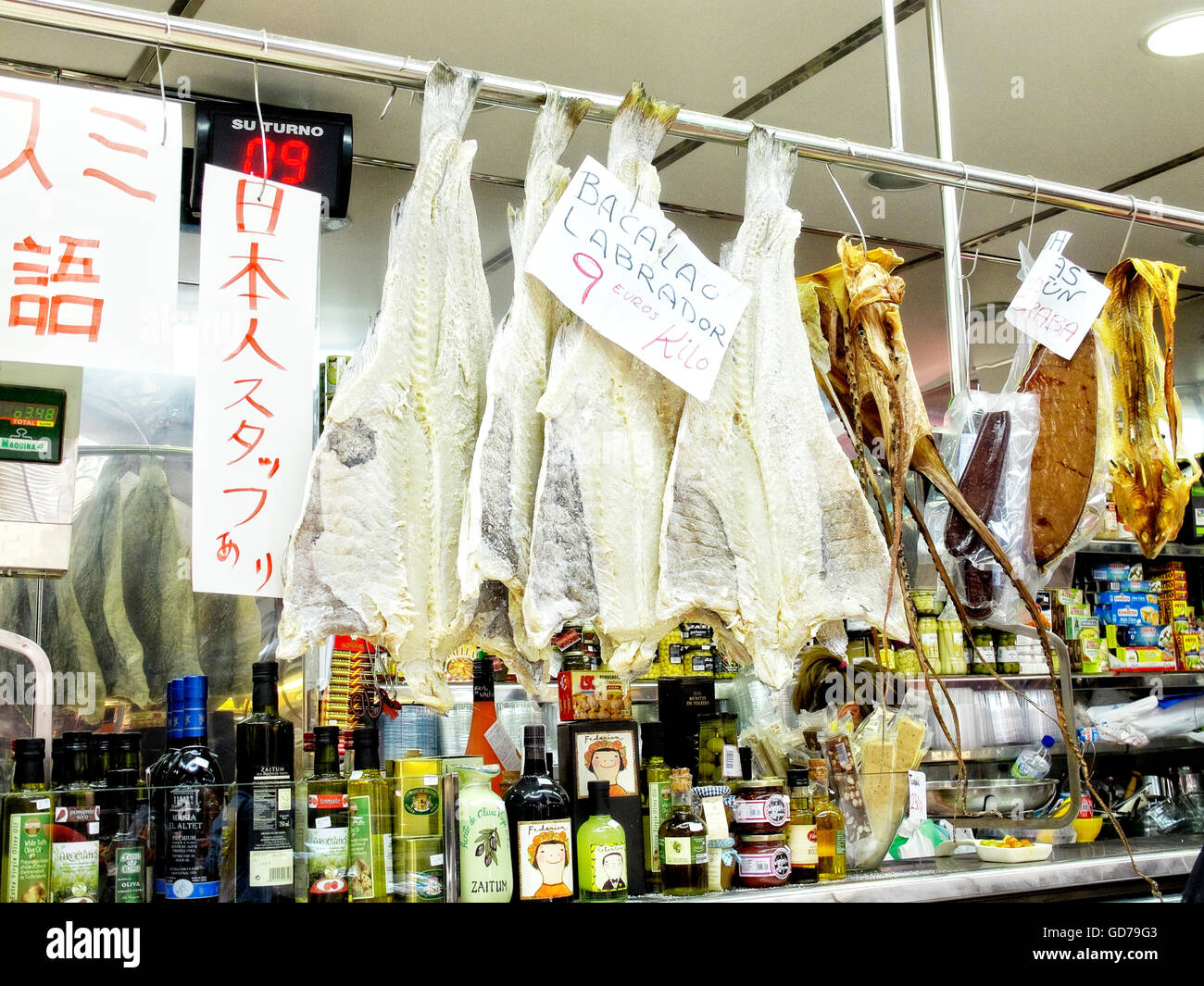 Getrockneter und gesalzener Kabeljau in einem Stall eines europäischen Marktes. Stockfoto