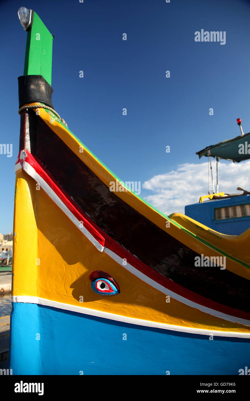 Die Bögen der traditionellen maltesischen Fischereifahrzeug in hellen Grundfarben lackiert Stockfoto