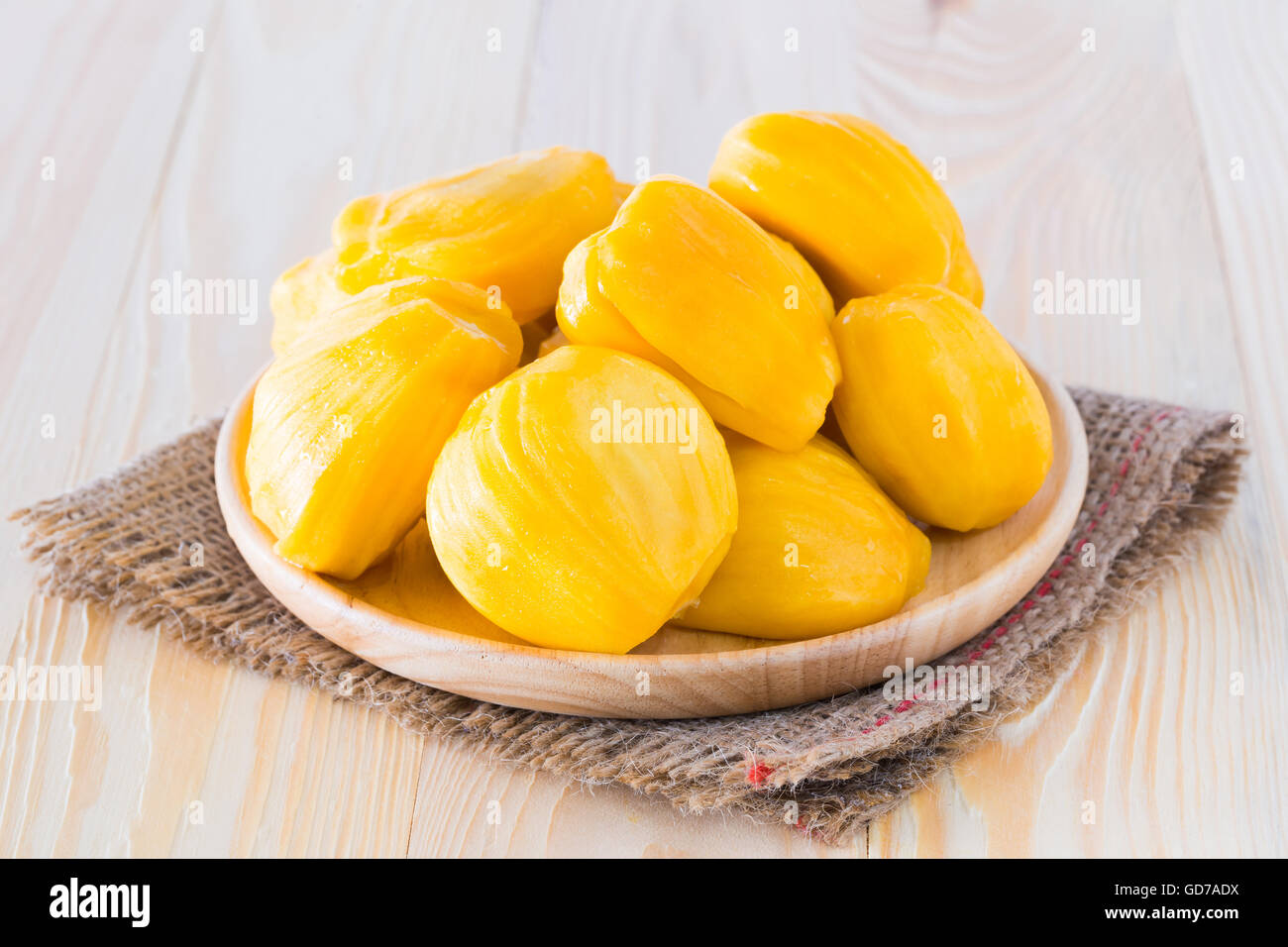 Jackfrüchte gekocht auf einer Platte, die ist aus Holz und auf einem hölzernen Fußboden gelegt. Stockfoto