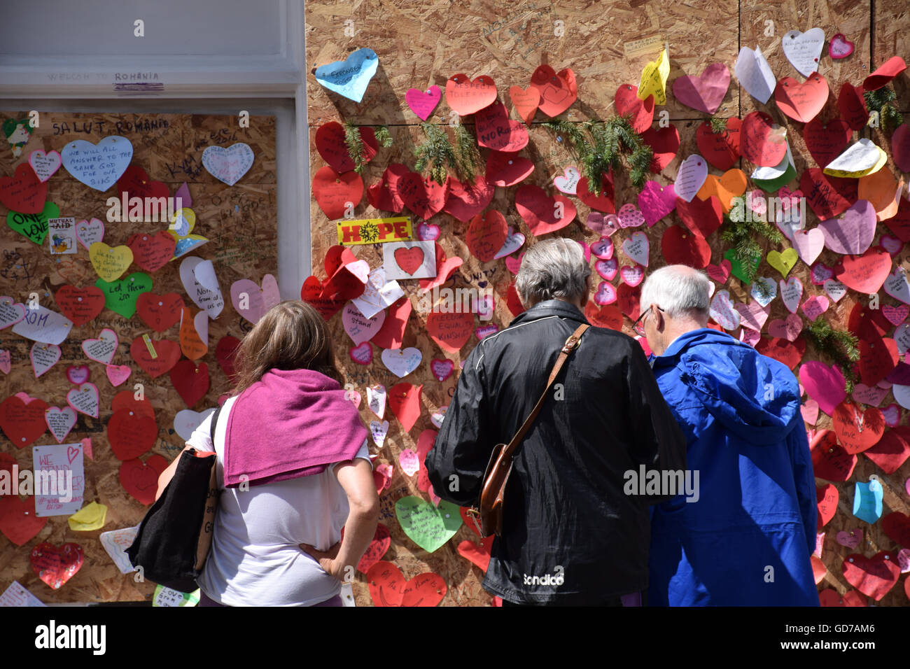 Botschaften der Unterstützung nach Brandanschlag auf den Dorfladen, rumänische Foodstore in Norwich, England Juli 2016 Stockfoto