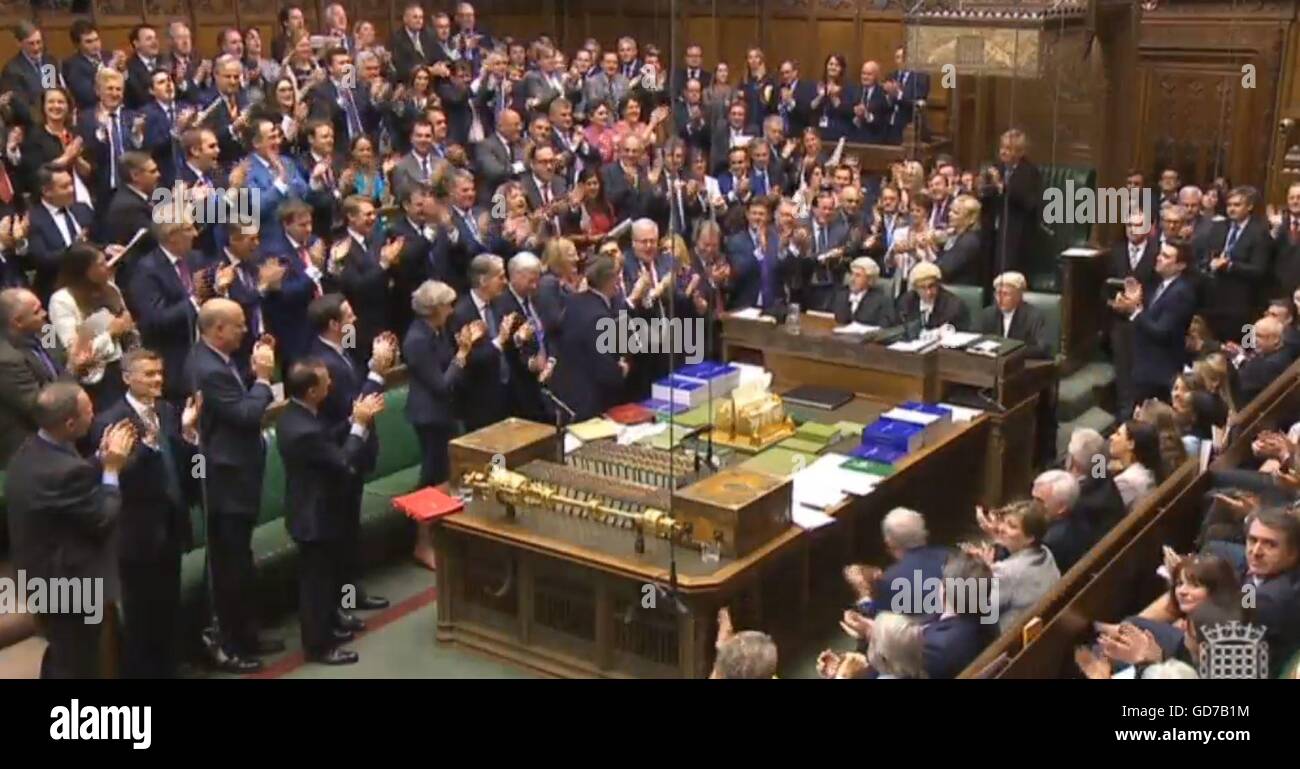 Konservativen Abgeordneten geben Premierminister David Cameron eine Standing Ovation nach Abschluss seiner letzten Premierminister Fragen in das House Of Commons in London. Stockfoto