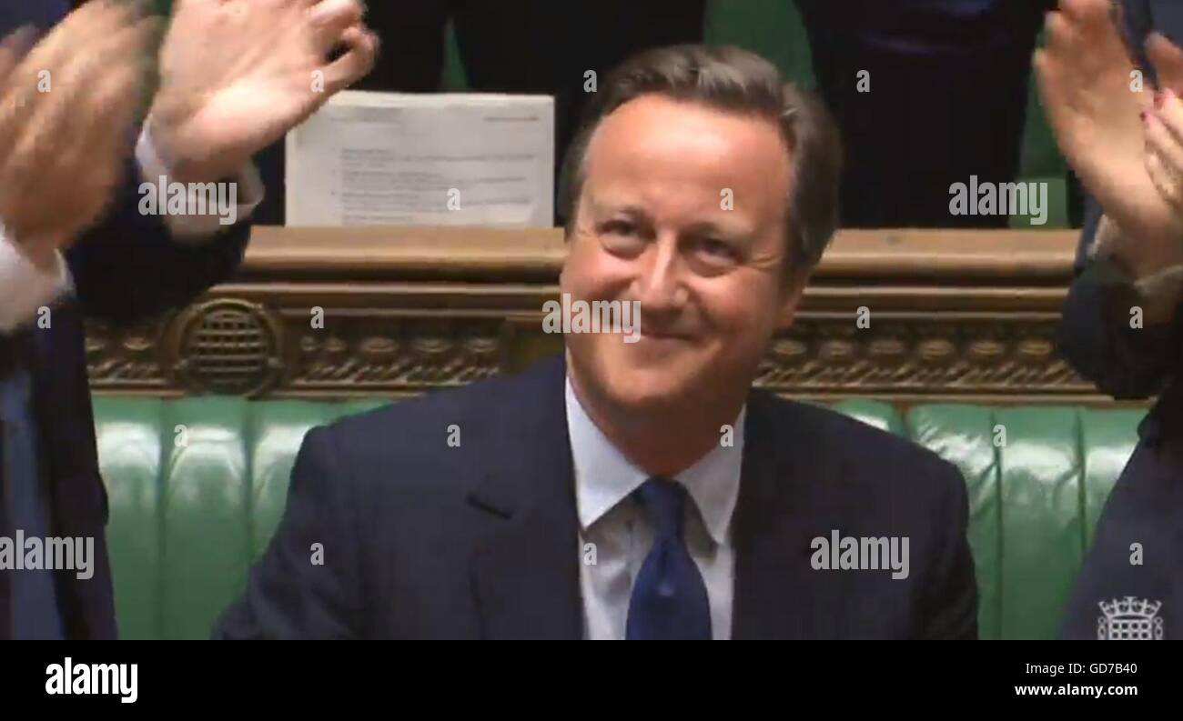 Premierminister David Cameron lächelt als er sitzt unten nach Abschluss seiner letzten letzten Ministerpräsidenten Fragen in das House Of Commons in London. Stockfoto