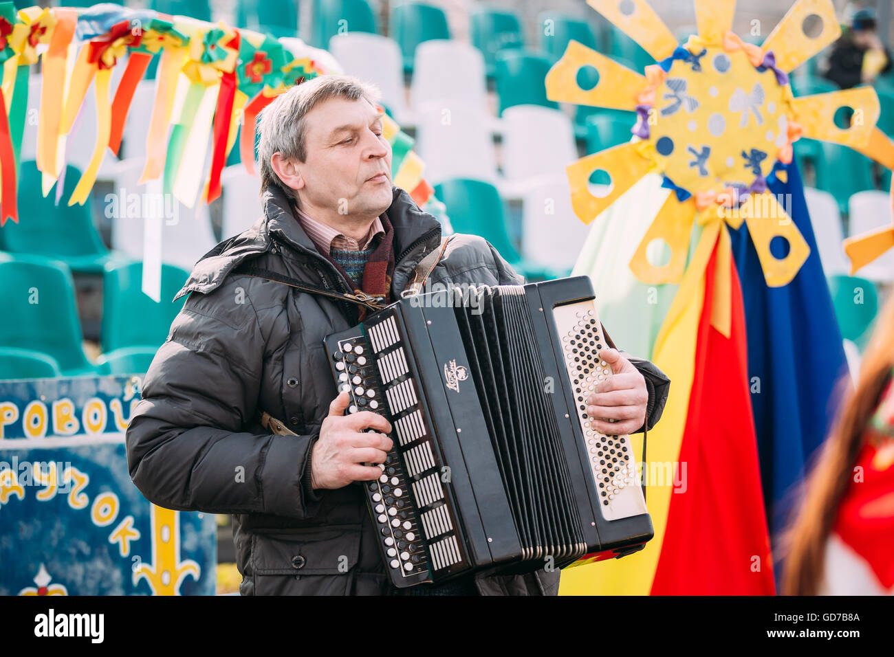 Gomel, Weißrussland - 12. März 2016: Unbekannter Mann spielt Akkordeon Folk belarussischen Musik zur Feier der Masleniza Fasching h Stockfoto
