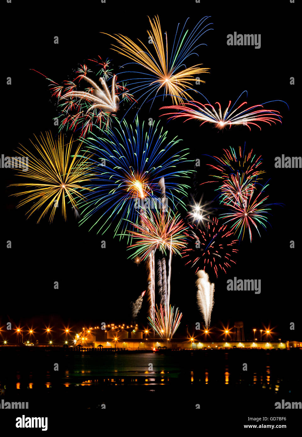 Fourth Of July Feuerwerk über dem Mississippi Sound am Hafen in Gulfport, Mississippi Stockfoto