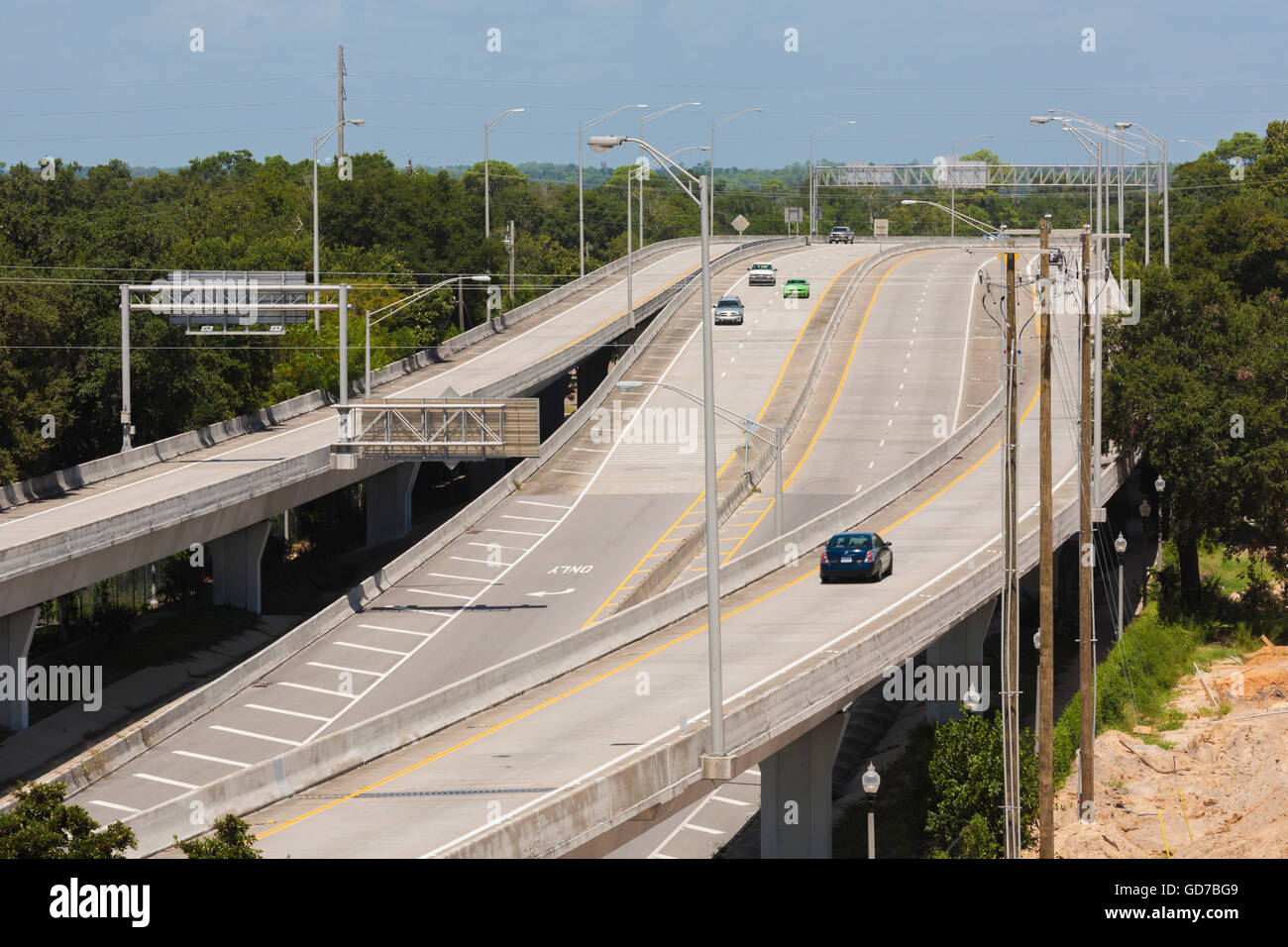 Fahrzeugverkehr auf Rampen am Südende der i-110 Interstate auf Highway 90 in Biloxi, Mississippi Stockfoto