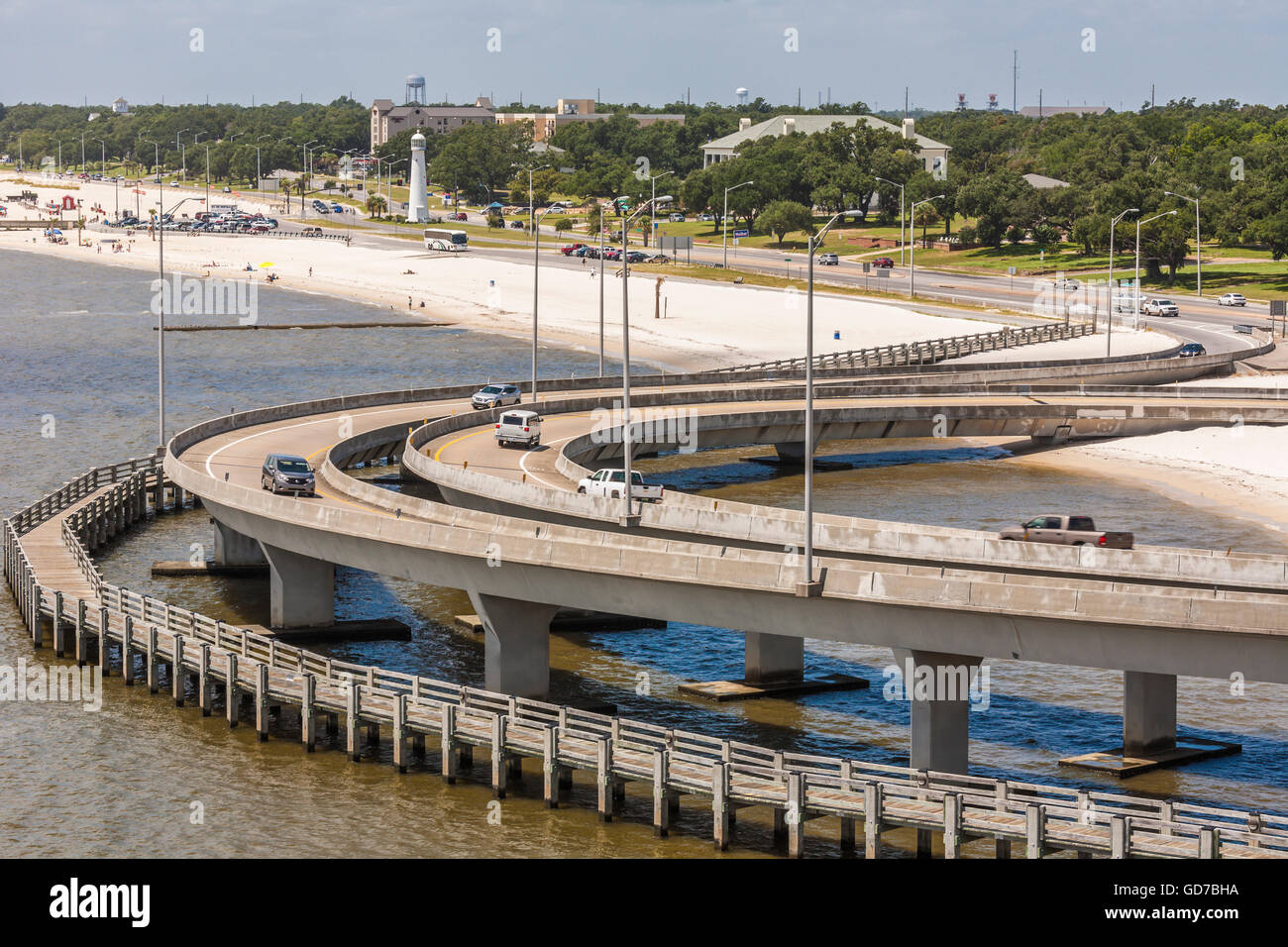 Interstate i-110 Rampe Schleifen über den Golf von Mexiko bei seiner Kündigung auf Highway 90 in Biloxi, Mississippi Stockfoto