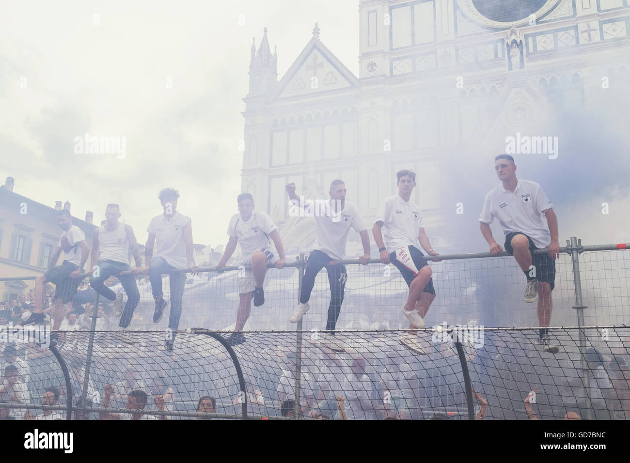 Fans der weißen Mannschaft der Florentiner Fußball in Florenz Stockfoto