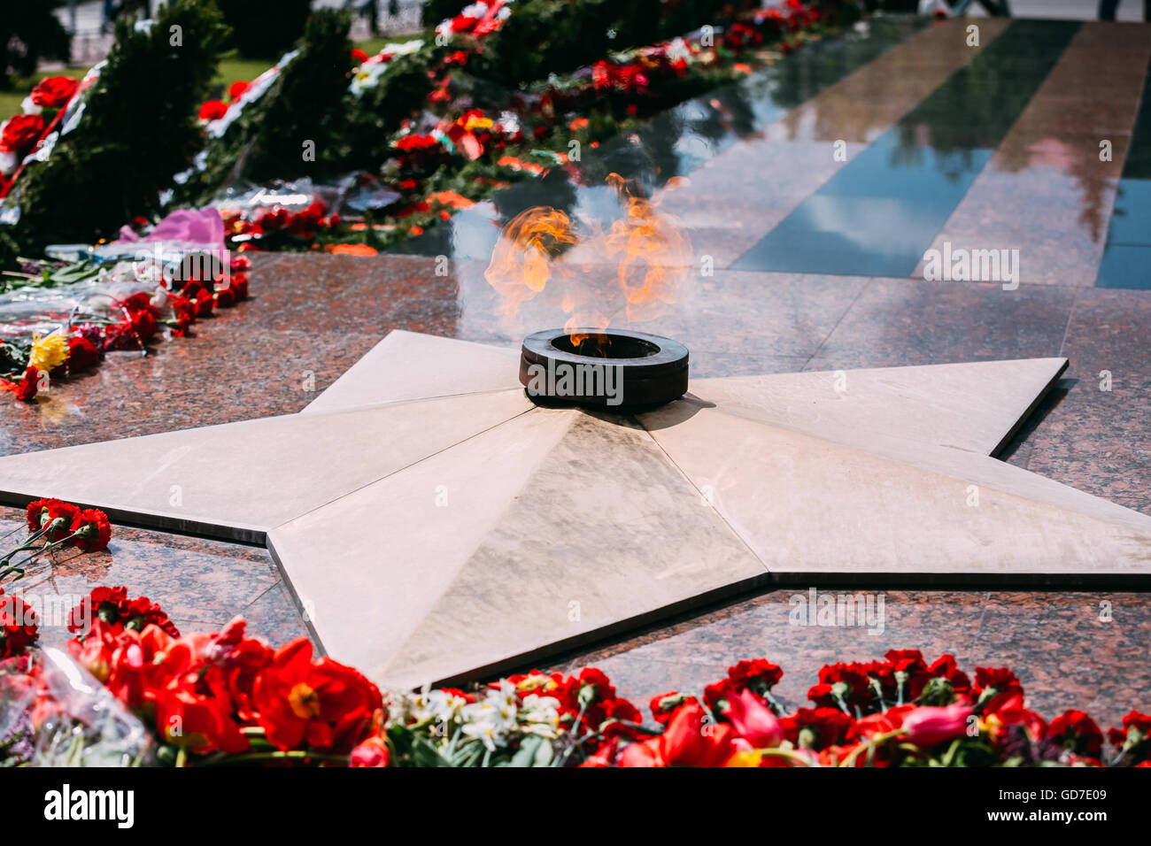 Kränze und Blumen liegen auf einem Massengrab von sowjetischen Soldaten, die während der Befreiung von Gomel und Weißrussland vom deutschen bin ich gestorben Stockfoto