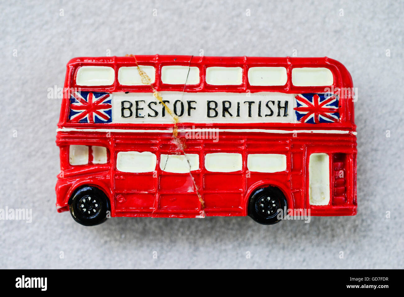Großbritannien, England, London, Souvenir Kühlschrank Magnet der roten Londoner Doppeldeckerbus, erste gebrochen und dann verklebt Stockfoto