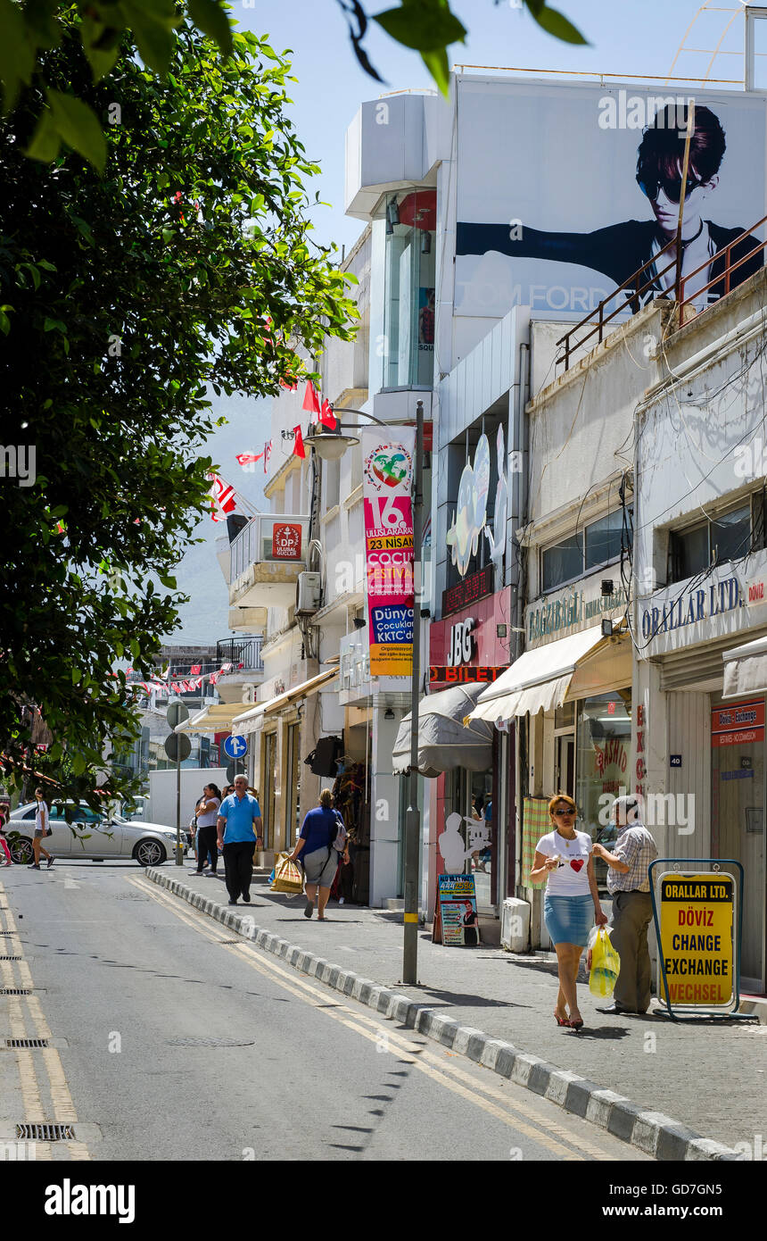 Straße in die Stadt Kyrenia an der nördlichen Küste von Zypern. Stockfoto