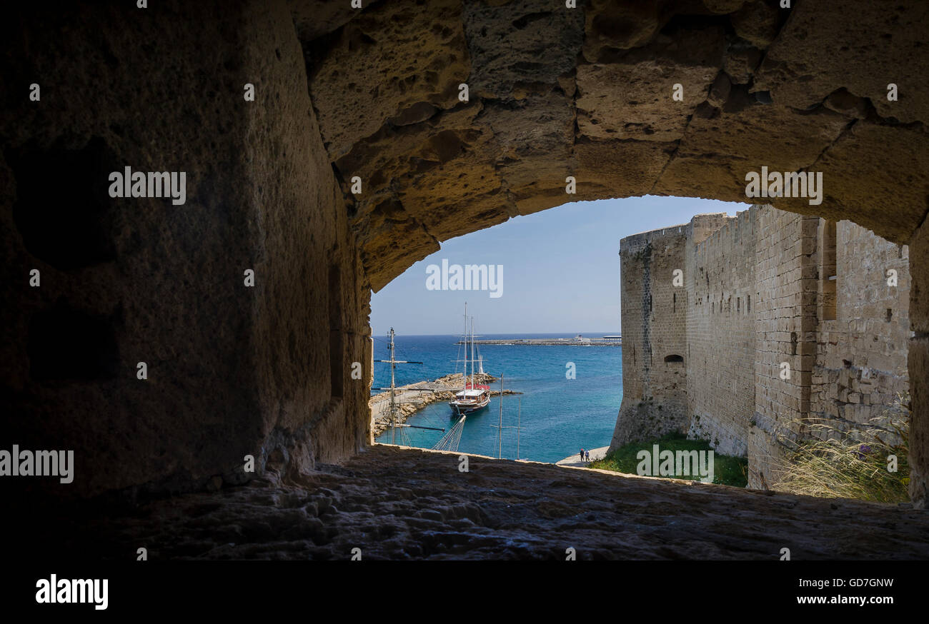 Burg und Boot im Hafen von Kyrenia an der nördlichen Küste von Zypern. Stockfoto
