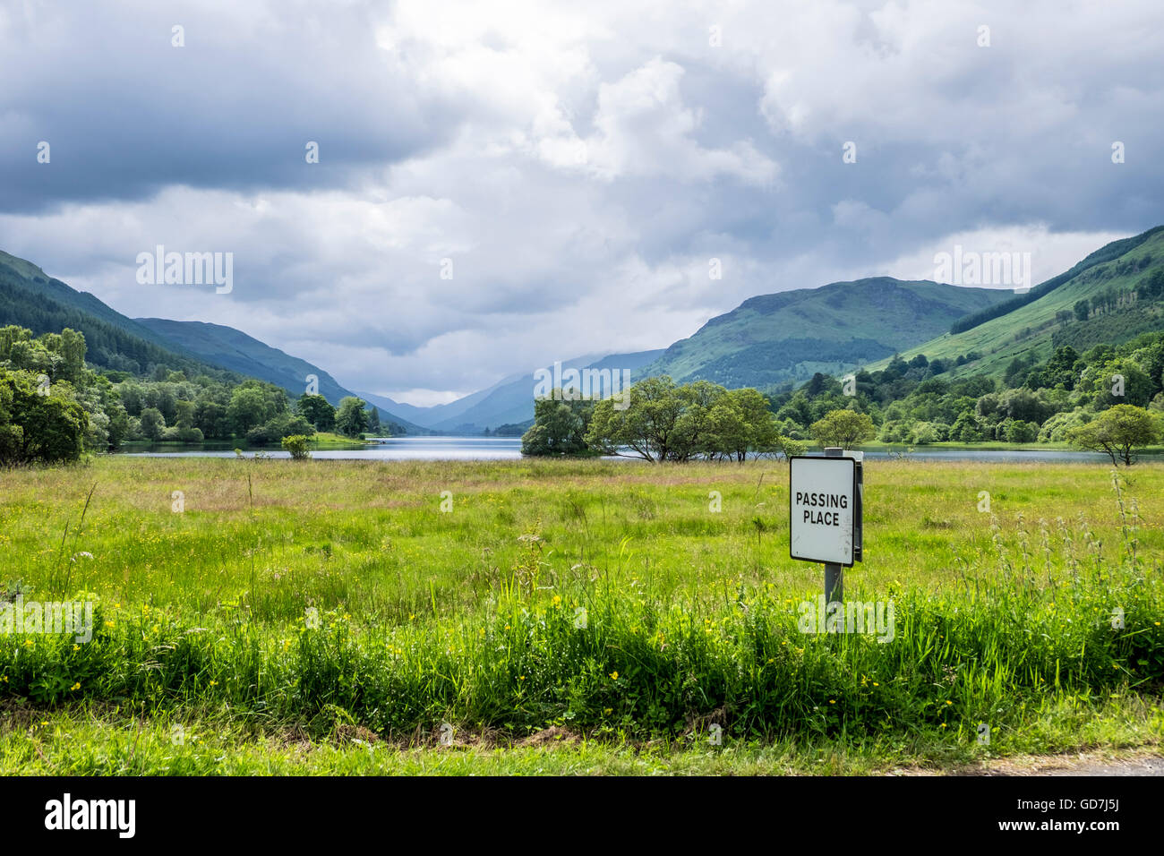 Schöne schottische Landschaft vorbei an unterzeichnen vor Loch Voil in der Nähe von Balquhidder mit Hügeln und Schluchten in der Ferne. Stockfoto