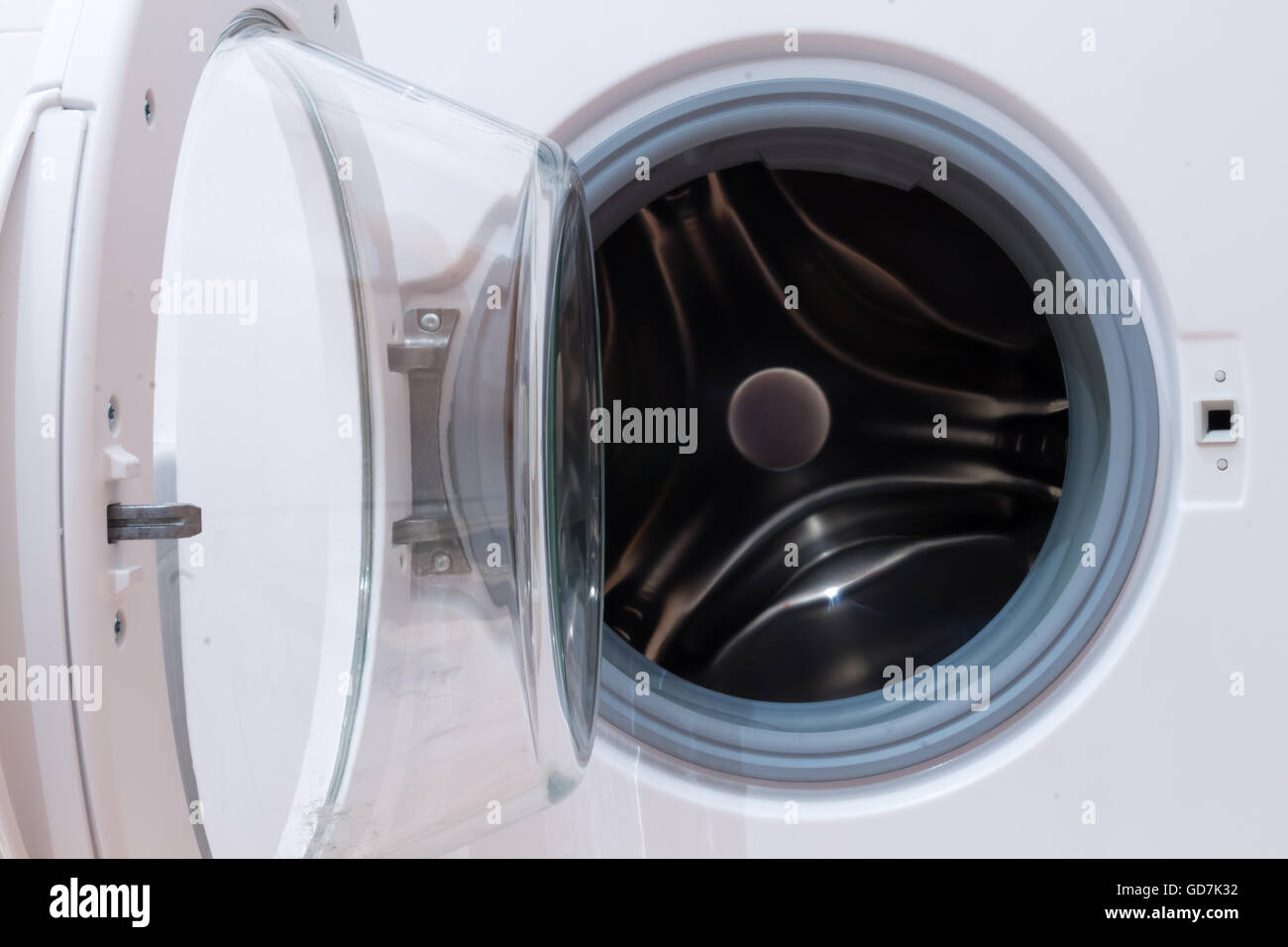 Detail einer offenen Waschmaschine. Haushaltsgeräte Stockfoto