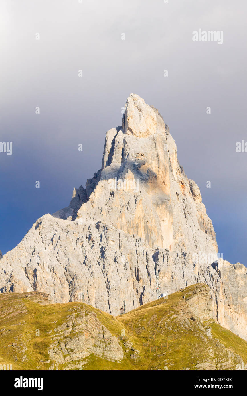 Höhepunkt der italienischen Dolomiten. Berglandschaft von "San Martino di Castrozza". Geologische Formationen. Isolierte Spitze Stockfoto
