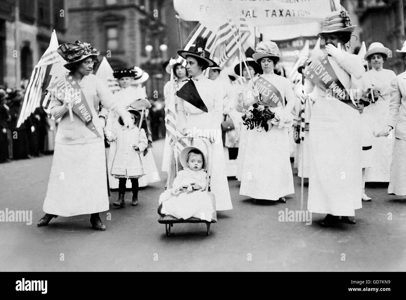Suffragetten marschieren in New York mit einem jungen Baby. Foto von American Press Association, Mai 1912 Stockfoto