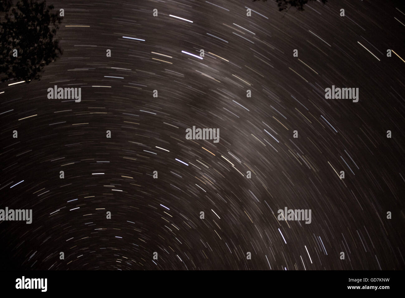 Spinning Stars am Nachthimmel Stockfoto