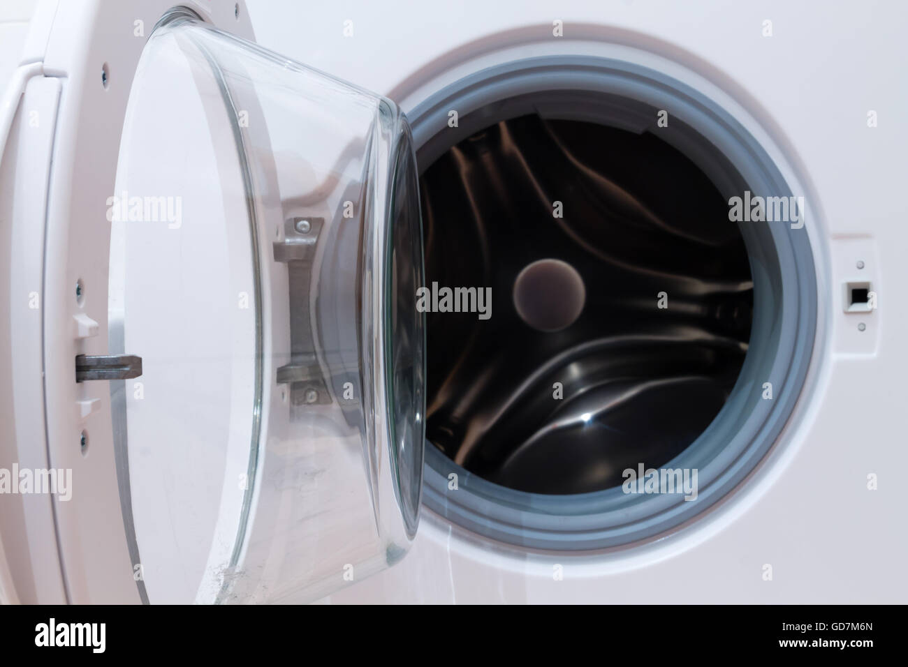 Detail einer offenen Waschmaschine mit Schärfentiefe. Haushaltsgeräte Stockfoto