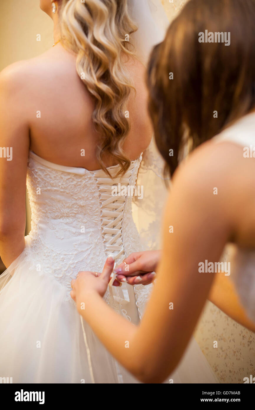 Freundin binden Korsett Braut auf Hochzeit Stockfoto