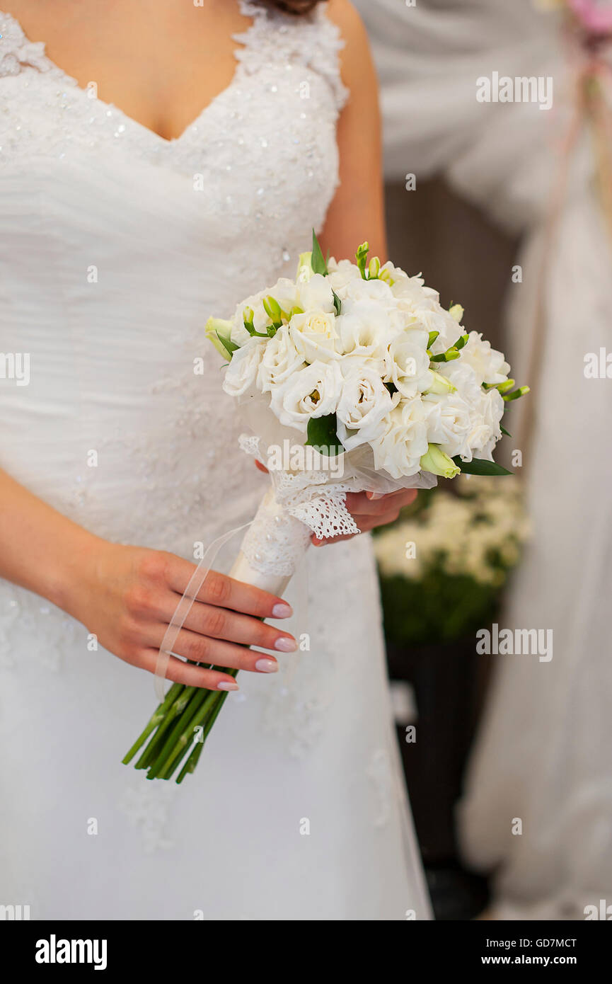Blumenstrauß in der Hand der Braut Stockfoto