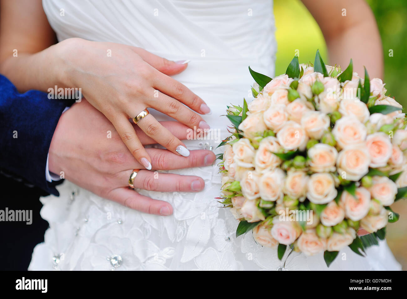 Hände mit Ringe Braut und Bräutigam bei der Hochzeit Stockfoto