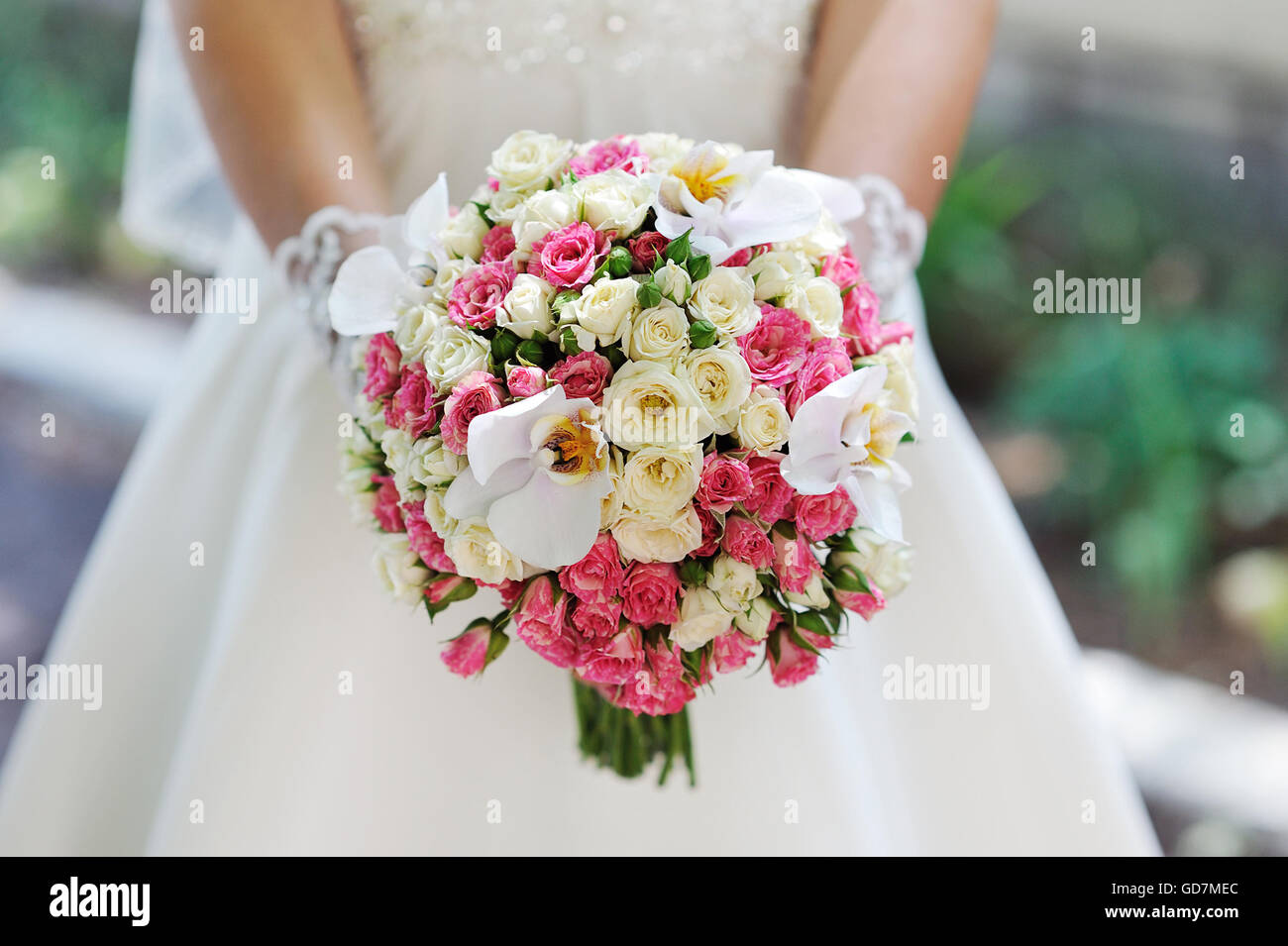 Hochzeit Bouquet an Braut die Hände. Studio gedreht Stockfoto
