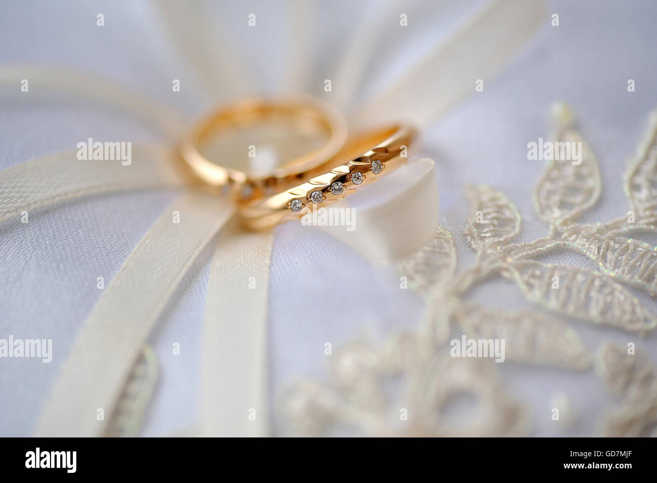 zwei goldene Ringe Braut und Bräutigam Hochzeit Stockfoto